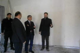 Kaymakam Özkan, cezaevinde yapılan cami inşaatına inceledi