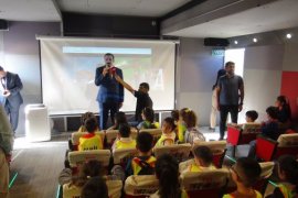 TRT tarafından Van Gölü sahilinde çocuklara yönelik sinema etkinliği düzenlendi