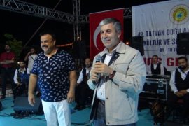 Bülent Serttaş konserde sahne direğine tırmandı