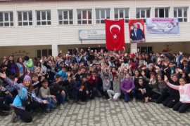 Gönüllüler Köy Okulu Öğrencileri İçin Etkinlik Düzenledi ve Hediye Dağıttı