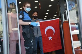Tatvan’daki vatandaşlar ile esnaflara bayrak ve maske dağıtıldı