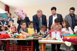 Bitlis Eren Üniversitesi'nden Köy Okullarına Eğitici Materyal Desteği