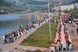 Tatvan’da 10 bin kişi iftarda biraraya geldi