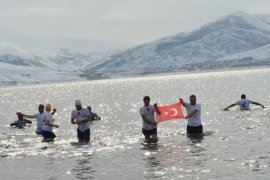 Van Gölü’ne Dikkat Çekmek İsteyen Aktivistler Dondurucu Suda Yüzdü