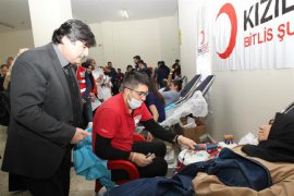 Rektör Yardım'dan kan bağışı kampanyasına destek