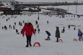 Vatandaşlar Yarıyıl Tatilini Bitlis’teki Kayak Merkezinde Değerlendiriyor