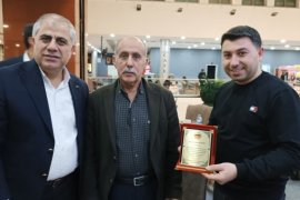 Tatvan’daki 40 Yıllık Esnafa Plaket Verildi