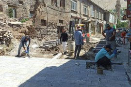 Bitlis’te Yıpranan Parke Taşları Temizlenerek, Bazalt Taşıyla Güzelleştirildi