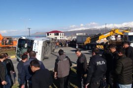 Tatvan’da trafik kazası 34 yaralı