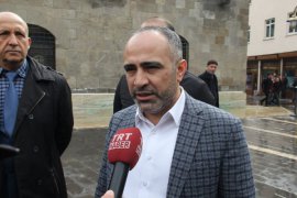 Bitlis’te sokaklar Van Gölü suyuyla dezenfekte ediliyor