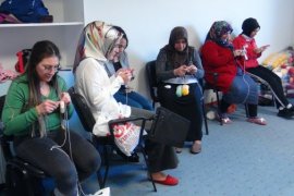 Lösemili çocuklar için Bitlisli kadınlar bebek örüyor