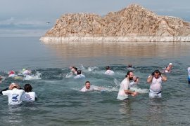 Van Gölü’nde Kış Yüzme Etkinliği