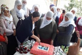 Köydeki kadınlardan anlamlı kutlama