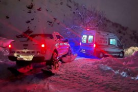 Doğum Sancısı Başlayan Kadın, Paletli Araç ve Ambulansla Hastaneye Ulaştırıldı