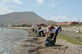 Van Gölü’nün Tatvan Sahilinde Çevre Temizliği Yapıldı