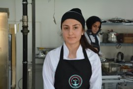 Tatvan’daki Meslek Lisesi Öğrencileri Yemek Üretimine Başladı