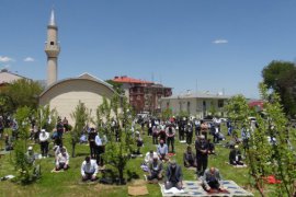 Tatvan'daki açık alanlarda Cuma Namazı kılındı