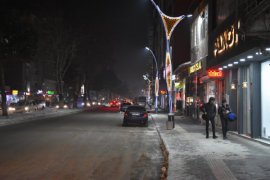 Tatvan’da Şehir Merkezindeki Karlar Kamyonlarla Şehir Dışına Taşınıyor