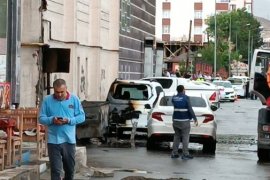 Tatvan Yaşam Alışveriş Merkezi’nin Doğalgaz Vanasında Yangın Çıktı