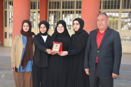 Tatvan’daki İmam Hatip Kız Lisesi Bitlis İl Birincisi Oldu