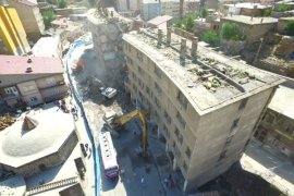Bitlis’te Dere Üstü Islah Projesi kapsamında ilk yıkım başladı