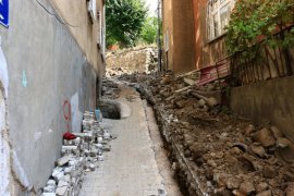 Bitlis Belediyesi'nin altyapı ve istinat duvarı çalışmaları hızla sürüyor