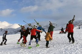 Bitlis’te ‘Meşaleli Kayak Festivali’ Düzenlendi