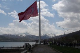 Tatvan’da 150 metrekare büyüklüğünde Türk Bayrağı göndere çekildi