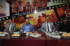 Vali Ustaoğlu iftar yemeğinde kanaat önderleriyle bir araya geldi