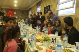 Vali İsmail Ustaoğlu, Suriyeli sığınmacılarla iftarda buluştu