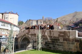 Vali Karaömeroğlu İlçelerdeki ve Köylerdeki Öğrencileri Ağırladı