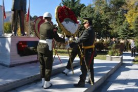Tatvan’da 29 Ekim Cumhuriyet Bayramı Çelenk Sunma Töreni Düzenlendi