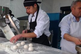 Meslek Lisesi Öğrencileri Anaokulu Öğrencileri İçin Ekmek Üretimine Başladı