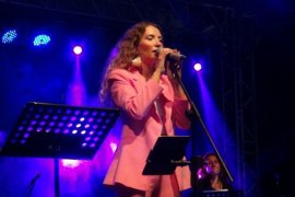 Irmak Arıcı Tatvan’da Konser Verdi