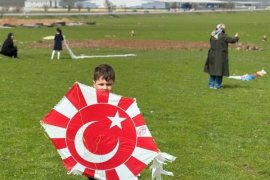 Tatvan'daki İlkokul Öğrencileri Uçurtma Şenliği Düzenledi