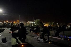 Van Gölü Manzarası ve Dolunay Eşliğinde Yoga