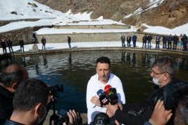 Bitlis'te Soğuk Havada Yüzme Etkinliği Düzenlendi