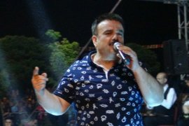 Bülent Serttaş konserde sahne direğine tırmandı