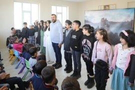 Bitlis Belediyesi Tiyatro Topluluğu Köy Okulundaki Çocukları Tiyatroyla Buluşturdu