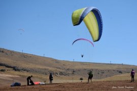 İranlı paraşütçüler Nemrut Dağı’nda Yamaç Paraşütü uçuşu yaptı