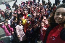 Genç gönüllüler Bitlis’teki çocuklar için program düzenledi