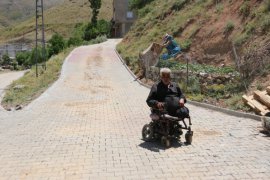 Bitlis Belediyesi Evine Girip Çıkamayan Engelli Vatandaşa Parke Yol Yaptı