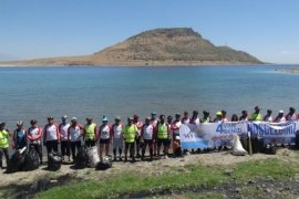 Aktivistler ile Doğaseverler Ahlat’taki Tarihi Yerleri Ziyaret Ettiler