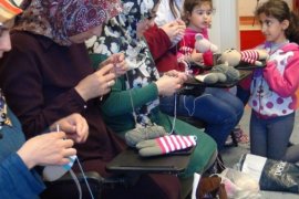 Lösemili çocuklar için Bitlisli kadınlar bebek örüyor