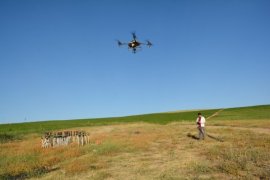 Bitlis’teki Çiftçiler Zirai Drone İle İlaçlama Yapılıyor