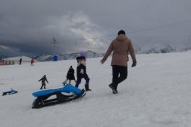 Vatandaşlar Yarıyıl Tatilini Bitlis’teki Kayak Merkezinde Değerlendiriyor