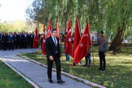 Hizan’da 29 Ekim Cumhuriyet Bayramı Çelenk Sunma Töreni Düzenlendi