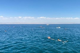 Van Gölü’ne Dikkat Çekmek Amacıyla Van’dan Bitlis’e Kadar Yüzdüler