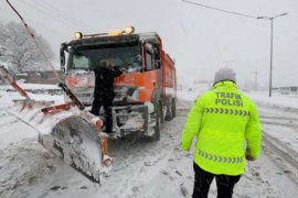 Bitlis’te Yollarda Mahsur Kalanlar Kızılay, 112 ve Özel İdare Ekiplerince Kurtarıldı