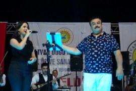 Bülent Serttaş konserde sahne direğine tırmandı